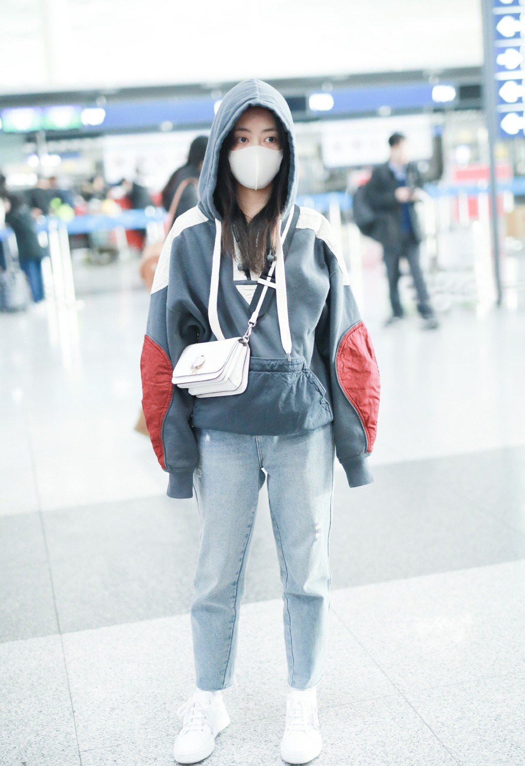 谭松韵黑白色卫衣,谭松韵橘色卫衣