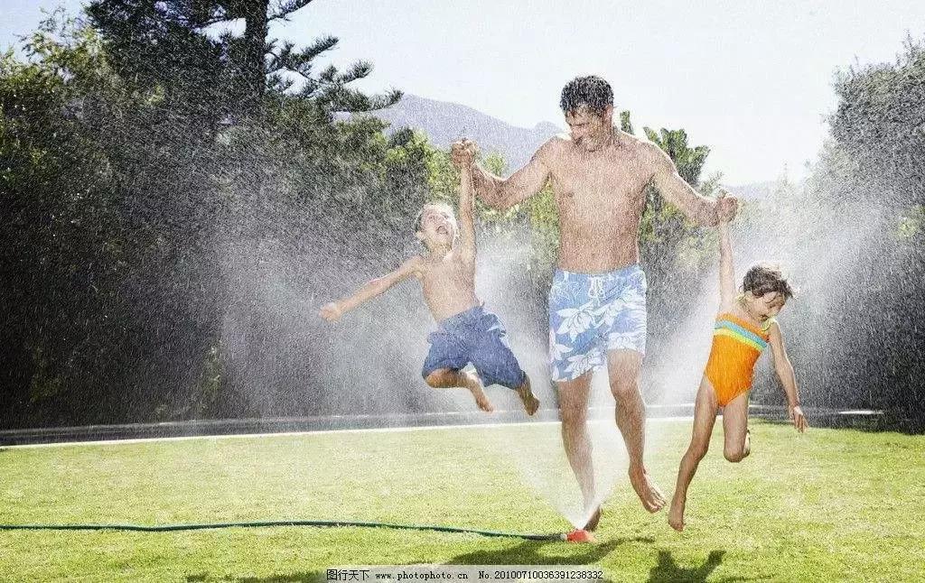 熊孩子太调皮教训一次不知悔改,熊孩子不听话被妈妈用身体压住