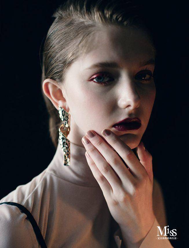 很多品牌推出各种颜色的睫毛膏，却孤零零地躺在专柜里无人问津