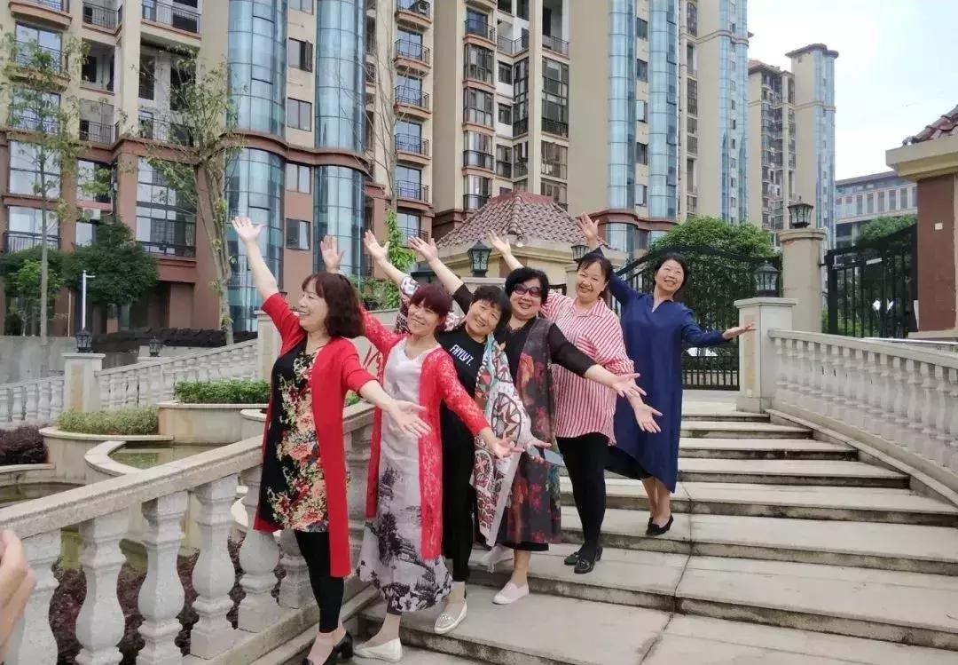 中国大妈旅游拍照姿势五角星,中年大妈拍照摆拍动作