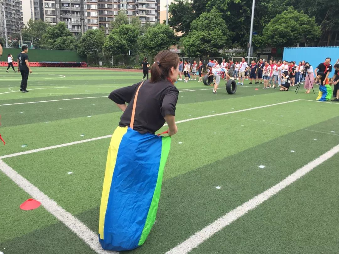 低年级学生重回校园,重返校园跟小朋友过六一