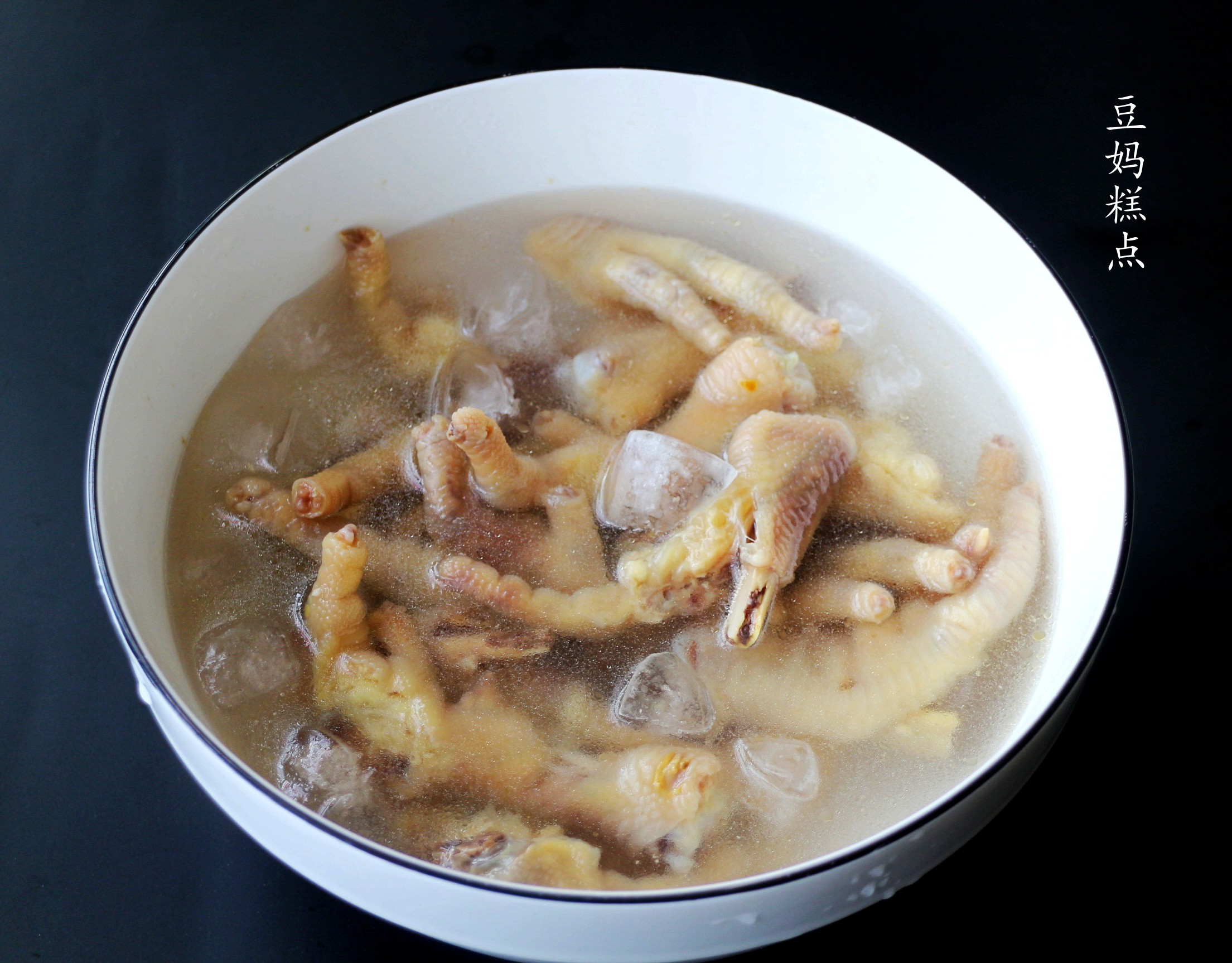 好吃的泡鸡脚的做法视频,酸辣可口的泡鸡脚