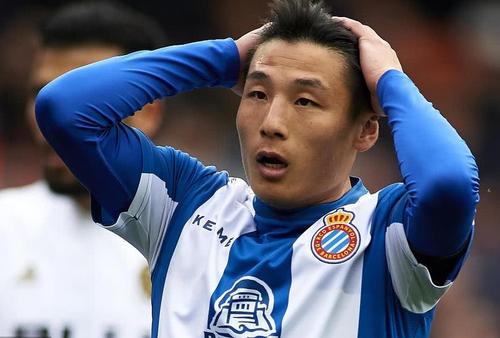 武磊首发进球固然可喜，但一细节看出他仍不是主力，又犯*毛老**病