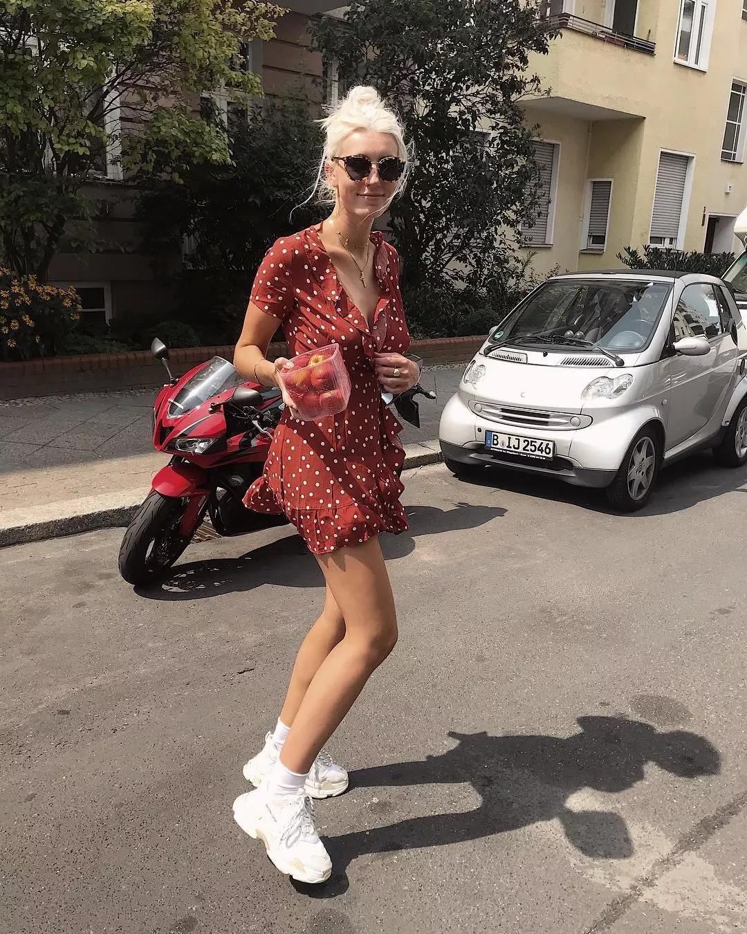 别再露脚踝了今年流行袜子外穿,露脚踝已经过时了