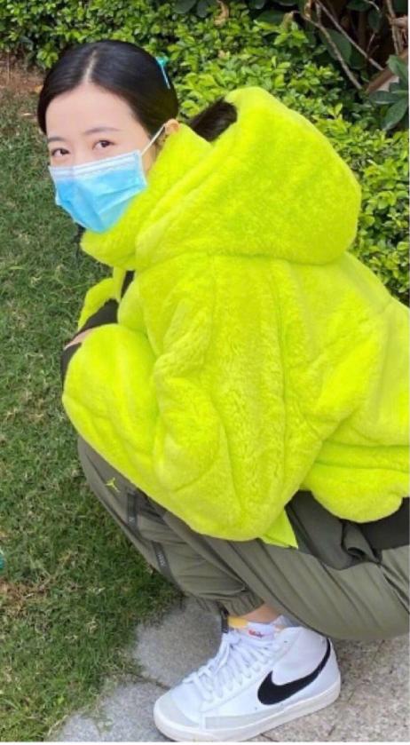 周雨彤寒武纪皮衣,周雨彤庄洁穿搭皮衣