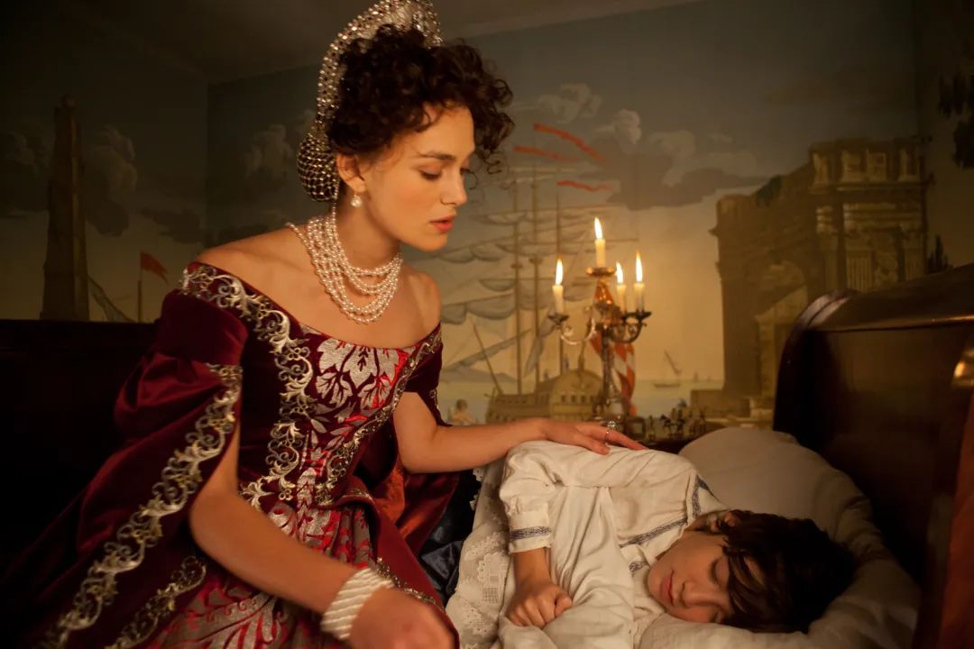 在家也穿这么精致吗,在家也穿西装打领带