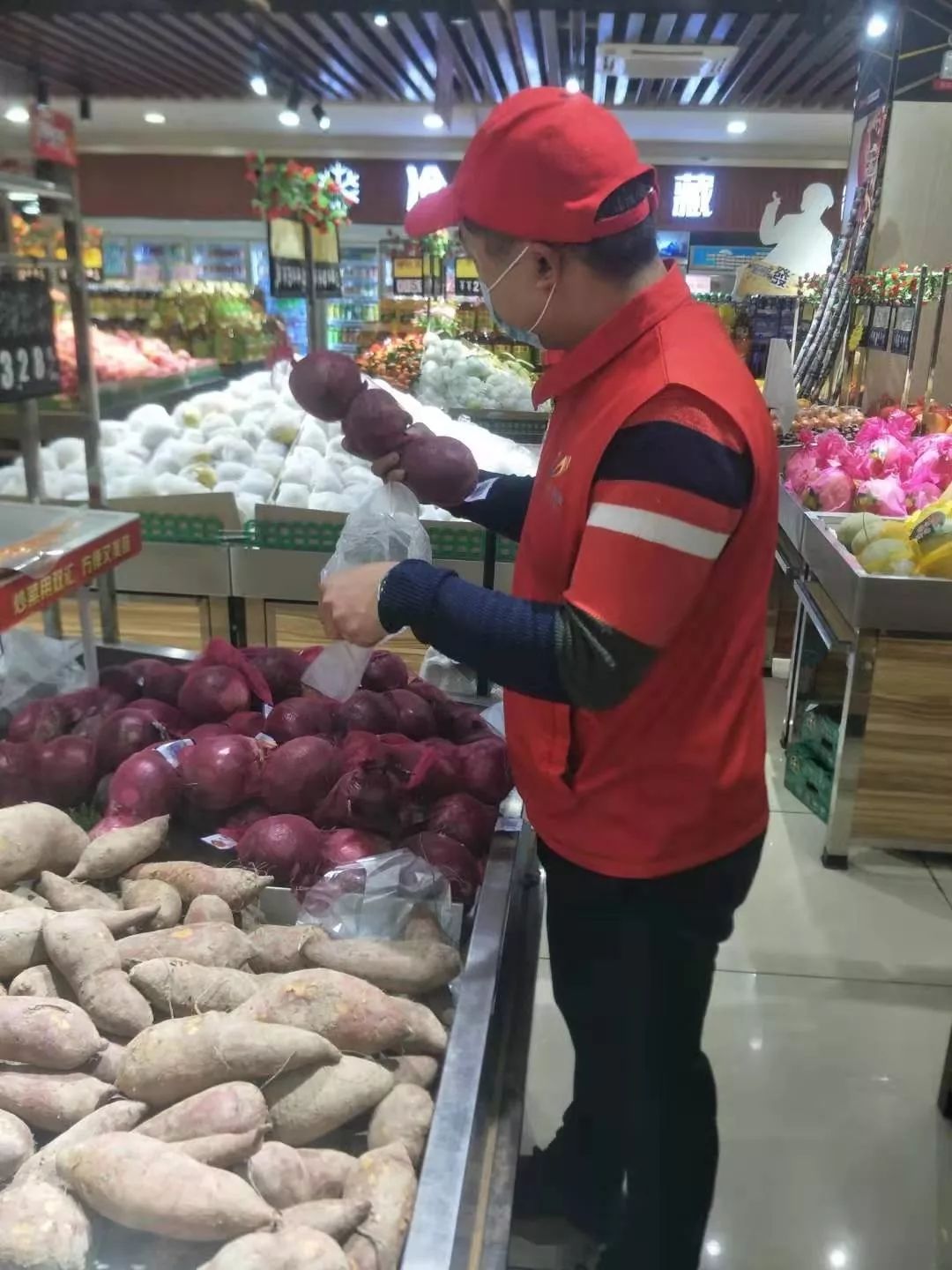 小区物业为业主服务,小区物业人员辛苦了