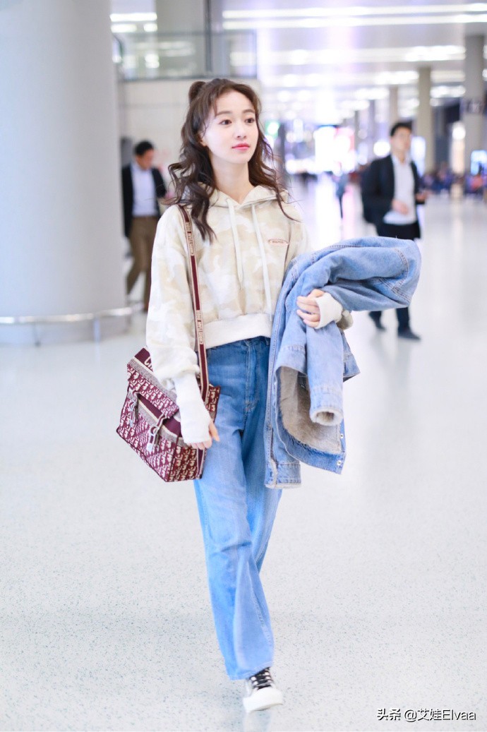 吴谨言半扎丸子头,吴谨言丸子头高领衫出席活动