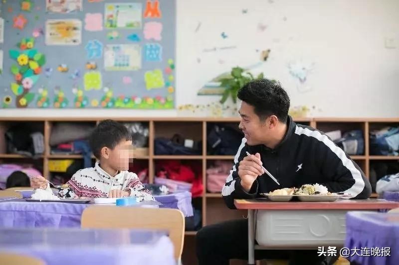 大连高校师生感动视频,感动中国默默无闻付出的老师