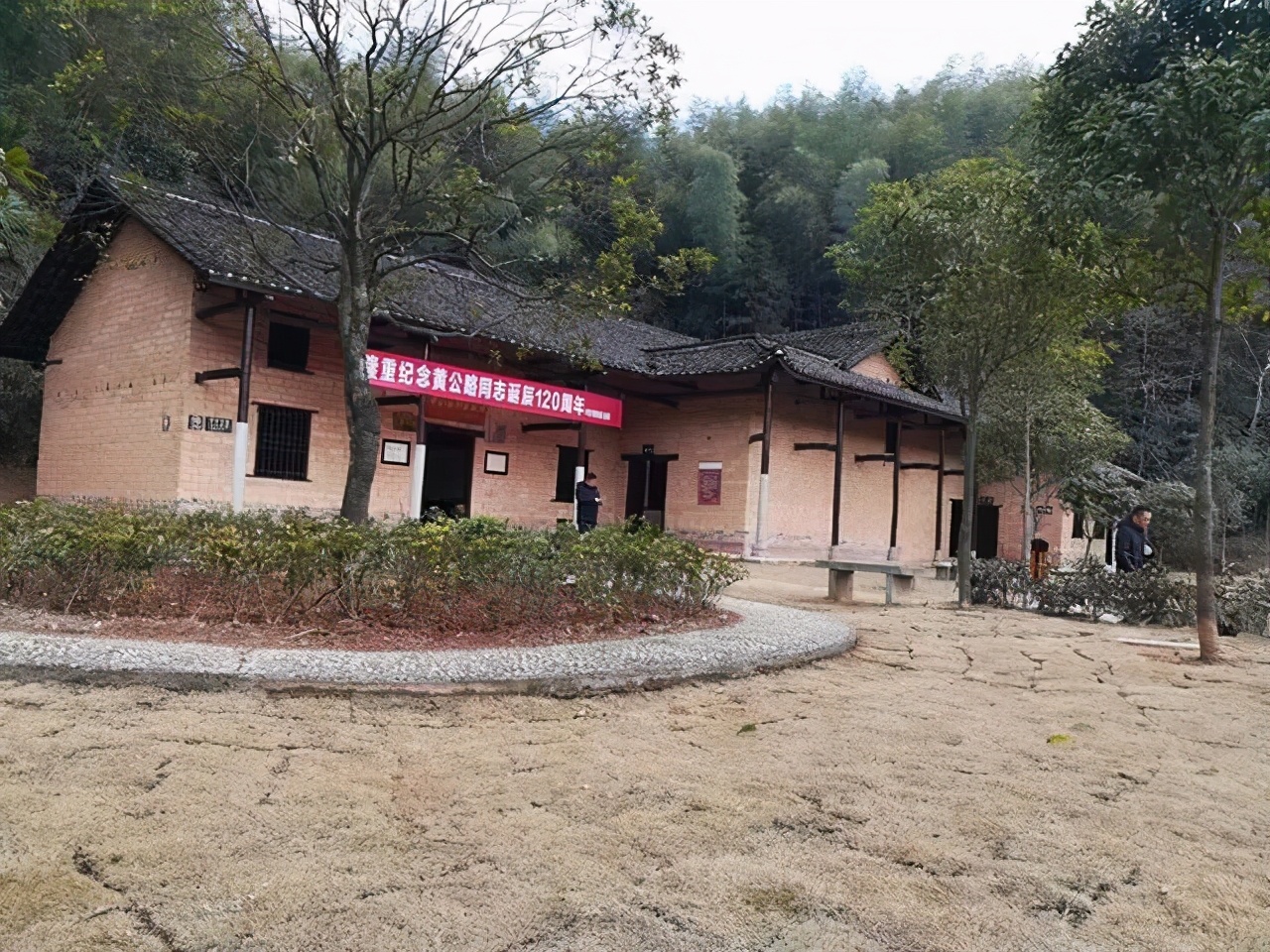 1931年，黄公略牺牲，毛*东泽**评价：毕生何奋勇，好教后世继君来