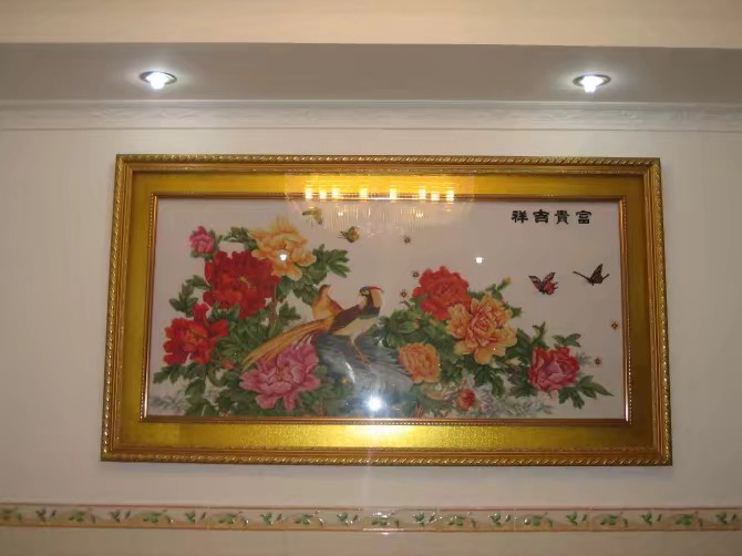 阿朋花180元买十字绣，用14个月绣好，挂在墙上整个客厅逊色起来