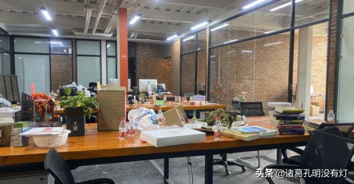 我，90后，木工，22岁开公司，24岁赚了1300万，28岁赔了2000万