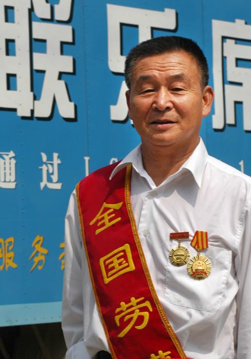 她靠捡破烂发家,他靠捡破烂为生却捐款上百万