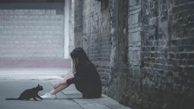 逼着自己离开爱的女人,逼着自己放弃感情的女人