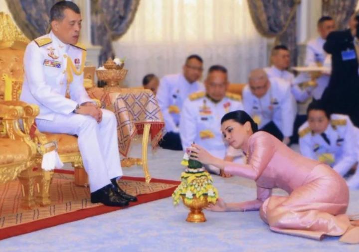 泰王下跪视频完整版,泰王下跪磕头