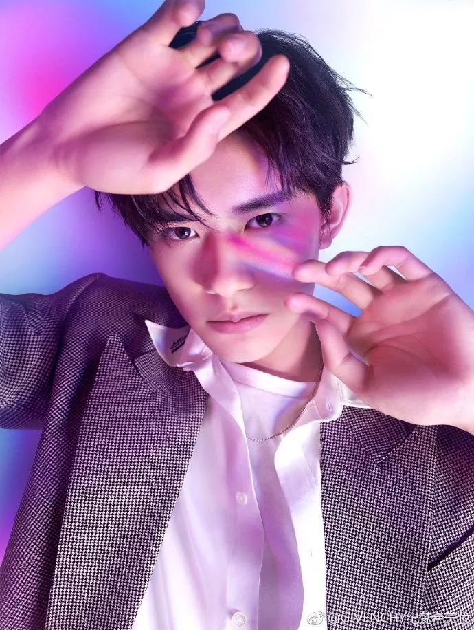 易烊千玺一举成为纪梵希代言人！Prada将不再打折？