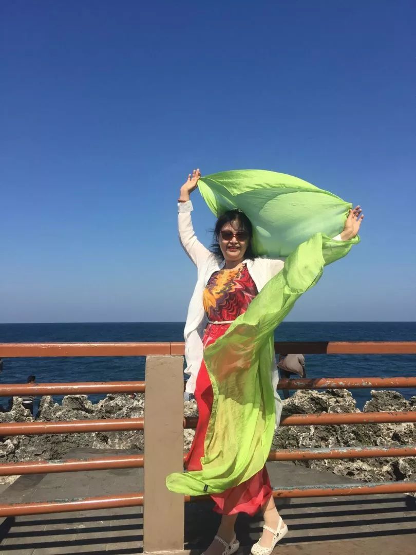 中国大妈旅游标配动作合集,中国大妈旅游拍摄姿势