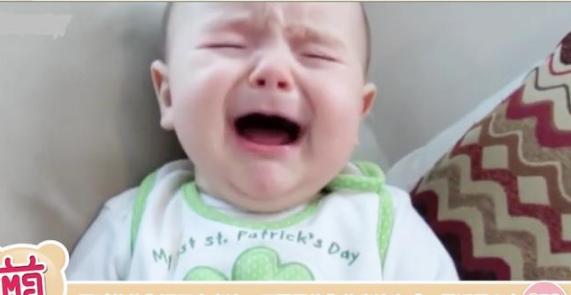 嫌弃爸爸臭脚的宝宝,宝宝脾气暴躁爸爸不甘示弱