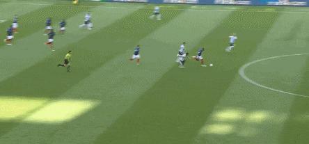 他可能是足球史上最灵活的死胖子，绿茵场上风驰电掣的球形闪电