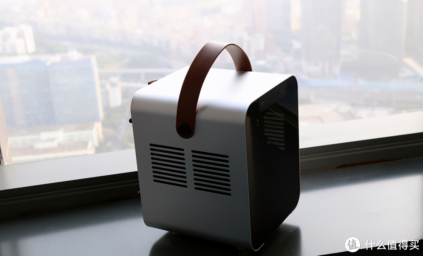 一台可以玩大型游戏的主机,可以拎起来的电脑主机