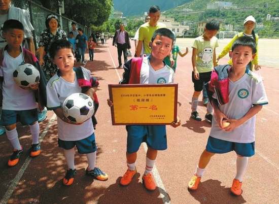 背篼当球门塑料瓶当足球泸定这群山里娃梦想当C罗