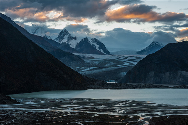 一个雪山脚下与世隔绝原始村落,这个被黑暗笼罩的村庄