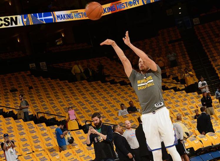 投篮时应该盯着球还是看着筐？这或是NBA历史上最易被忽视的难题