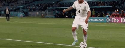 意大利队遭争议判罚,意大利裁判遭球迷殴打