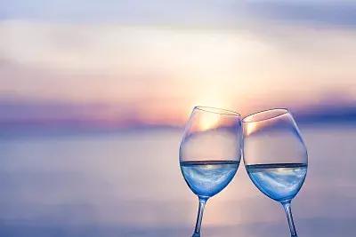 一副好牌打得稀烂！高富帅的“海归”坑了8位年轻女子