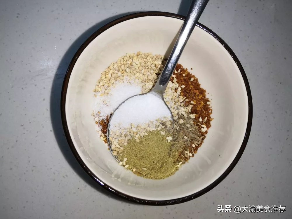 热门小吃摆摊烤面筋的做法,烤面筋也是很火爆的街边休闲小吃