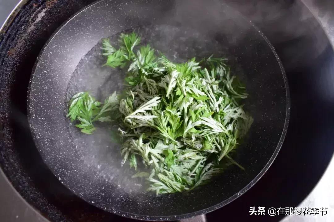 一位客家妈妈用艾草煮水给儿子洗澡,结果万万没想到...