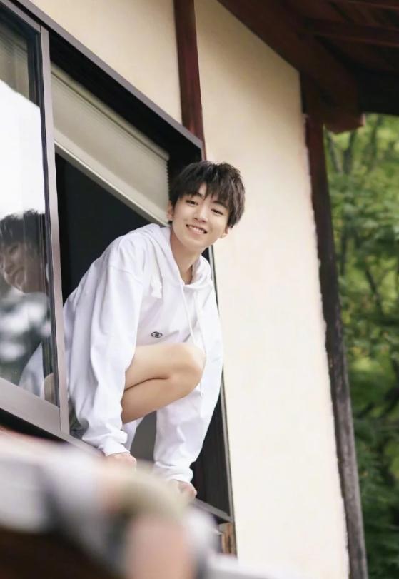 王俊凯长筒马靴写真,王俊凯穿长筒靴的照片