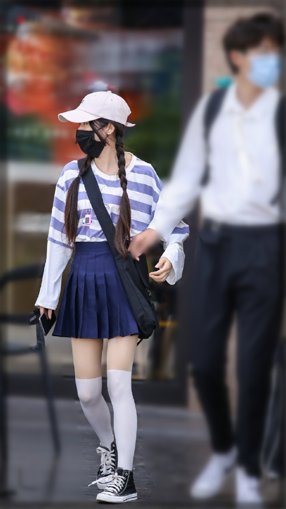 今年流行的长袜搭配,显瘦长筒袜穿搭