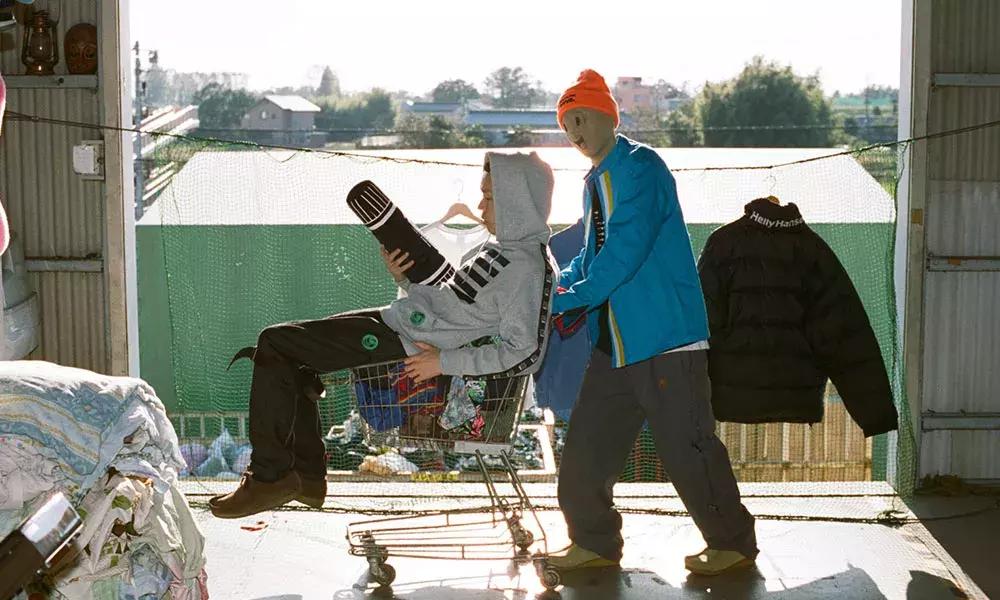 骗爸爸开法拉利,骗着父母的钱拿去赌博