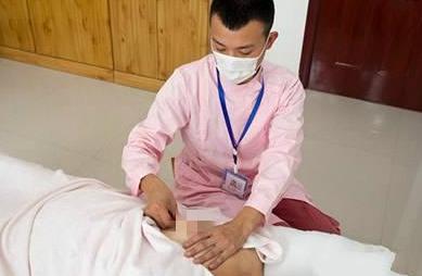 男性催乳师越来越火，年轻宝妈鼓起勇气尝试，过后感觉：吃亏