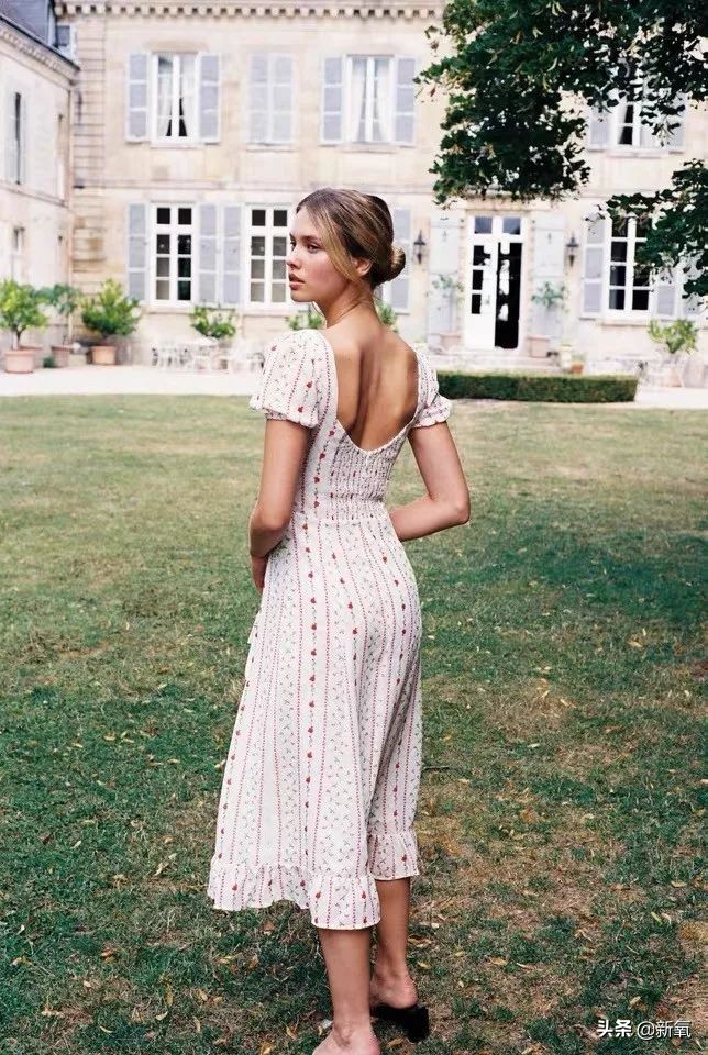钟楚曦同款连衣裙丝绒,钟楚曦同款白色吊带连衣裙
