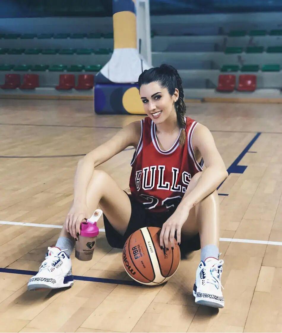 意大利“篮球女神”，183cm高挑身材，比例完美，又美又酷