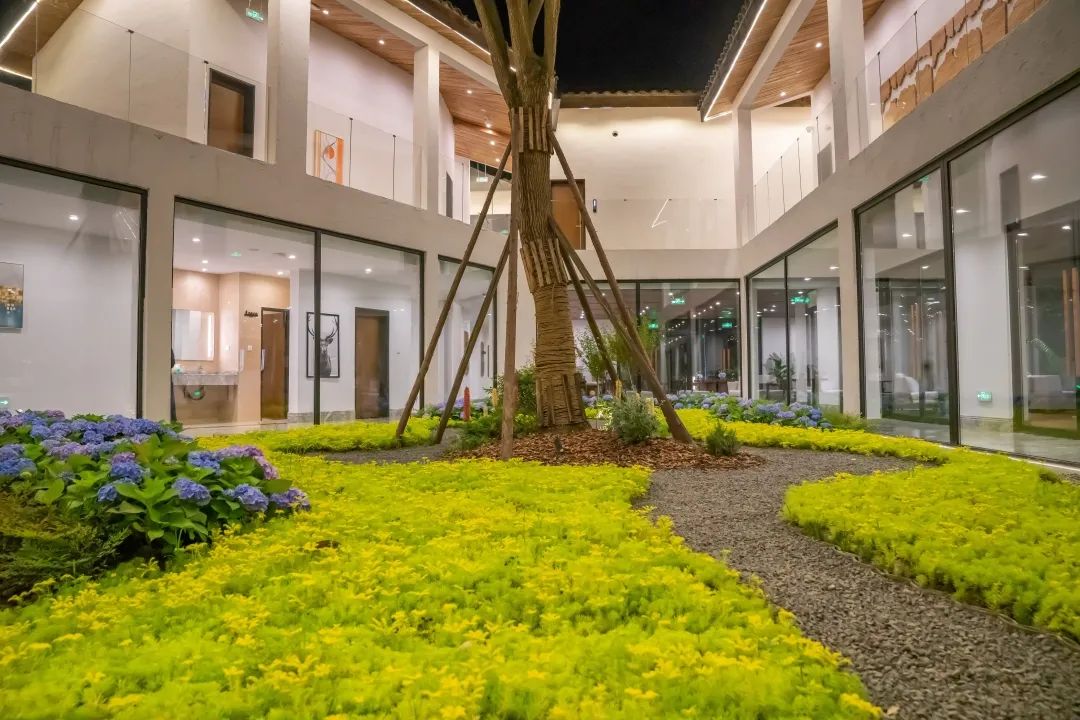 「觅趣小镇新都·原舍绿茵」湖畔泳池，畅玩斑竹园足球音乐小镇