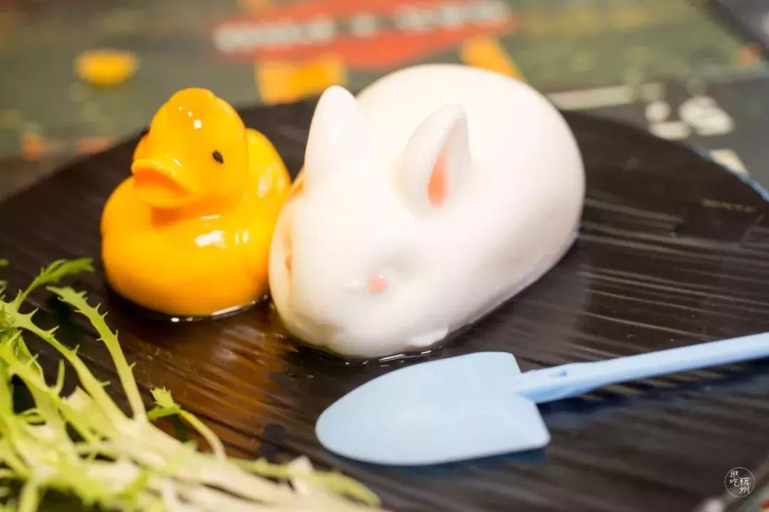 9元一个乌龟包，80+种港式茶点，这家超会卖萌的茶餐厅进门就送你