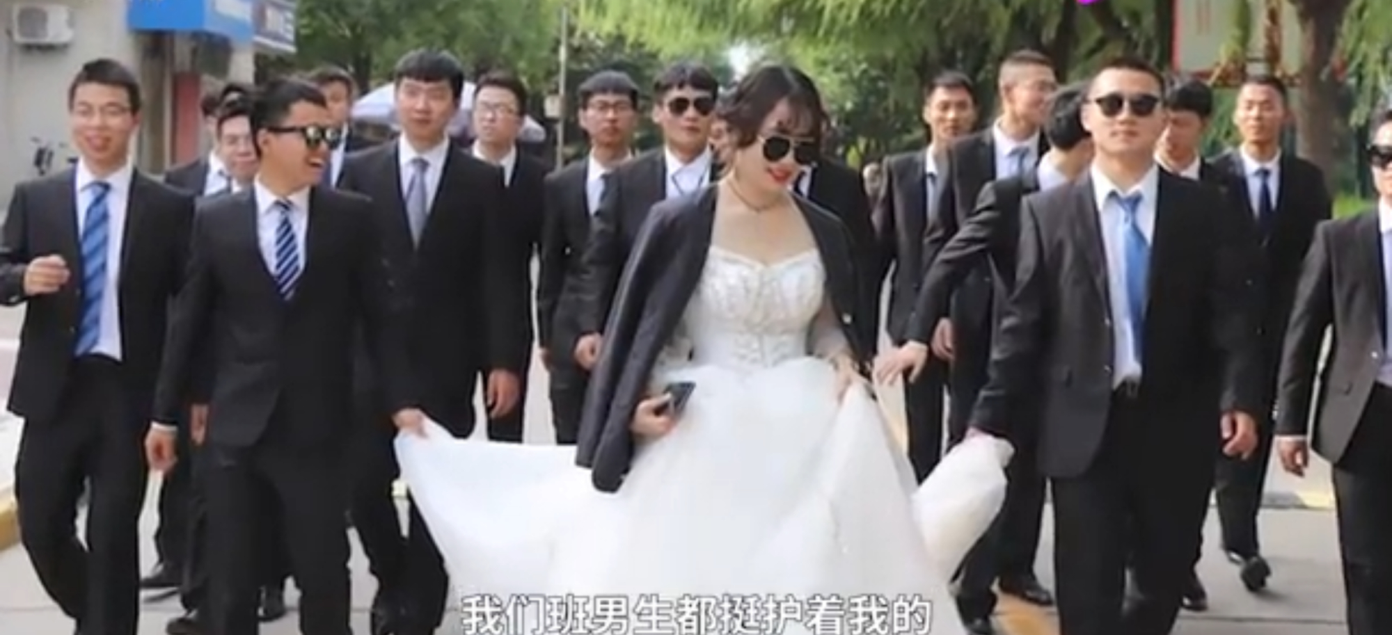 毕业班27名男生穿西装，给班里唯一女生备婚纱，只为圆她心中梦