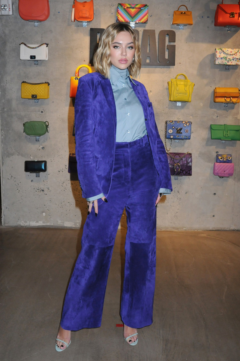 丝绒面料怎么穿才好看 (丝绒复古面料诠释时尚新定义)