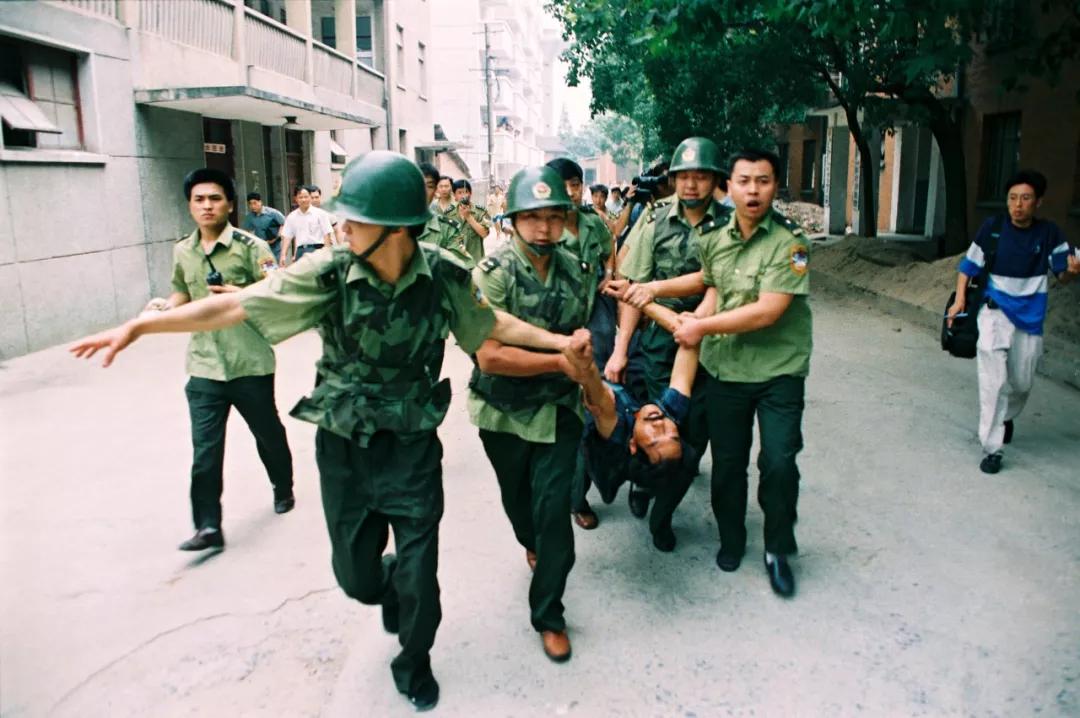 用镜头对准法子英枪口的警察摄影家