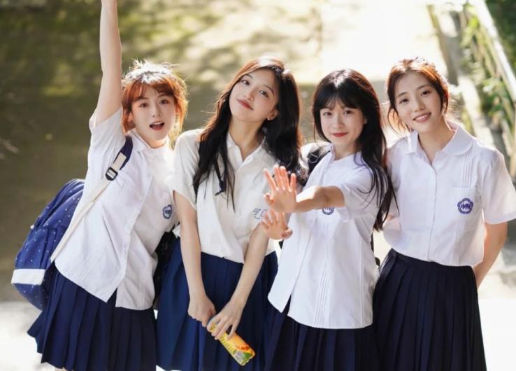 有种毕业照叫“人生赢家”，独苗男生成“新娘”，49个女生伴新郎