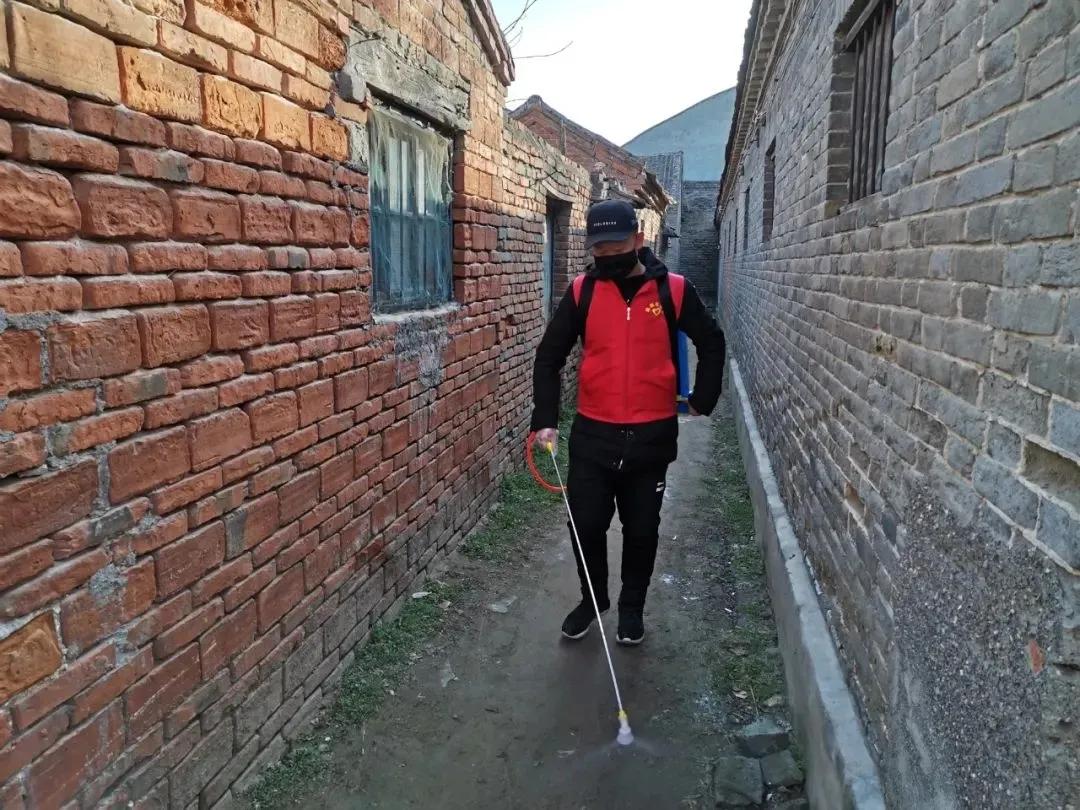 社区抗疫青年志愿者 (90后社区志愿者奔赴抗疫一线)