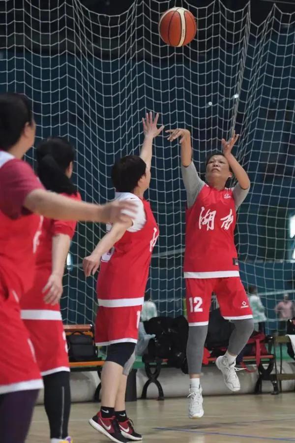 长沙大妈霸占篮球场,长沙大妈占球场跳舞