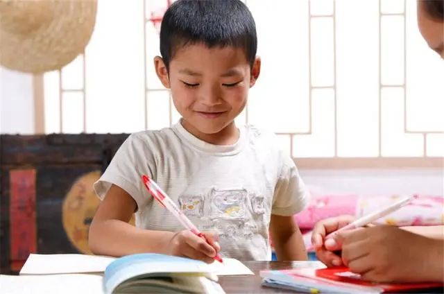 熊孩子写作业无语,熊孩子不自觉写作业的下场