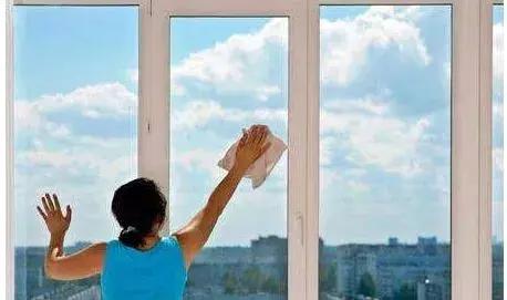 双层玻璃中间有水汽怎么办视频,双层玻璃中间夹层有水汽怎么办