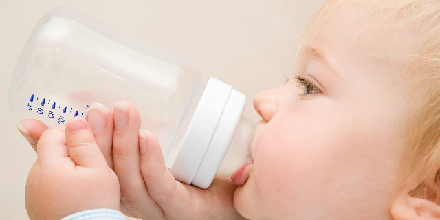 孩子老是吐奶怎么办呀,孩子总吐奶咋回事