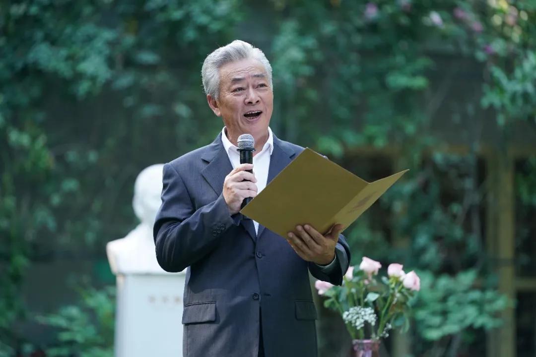 龚雪60多岁状态,68岁龚雪80岁达式常近照曝光