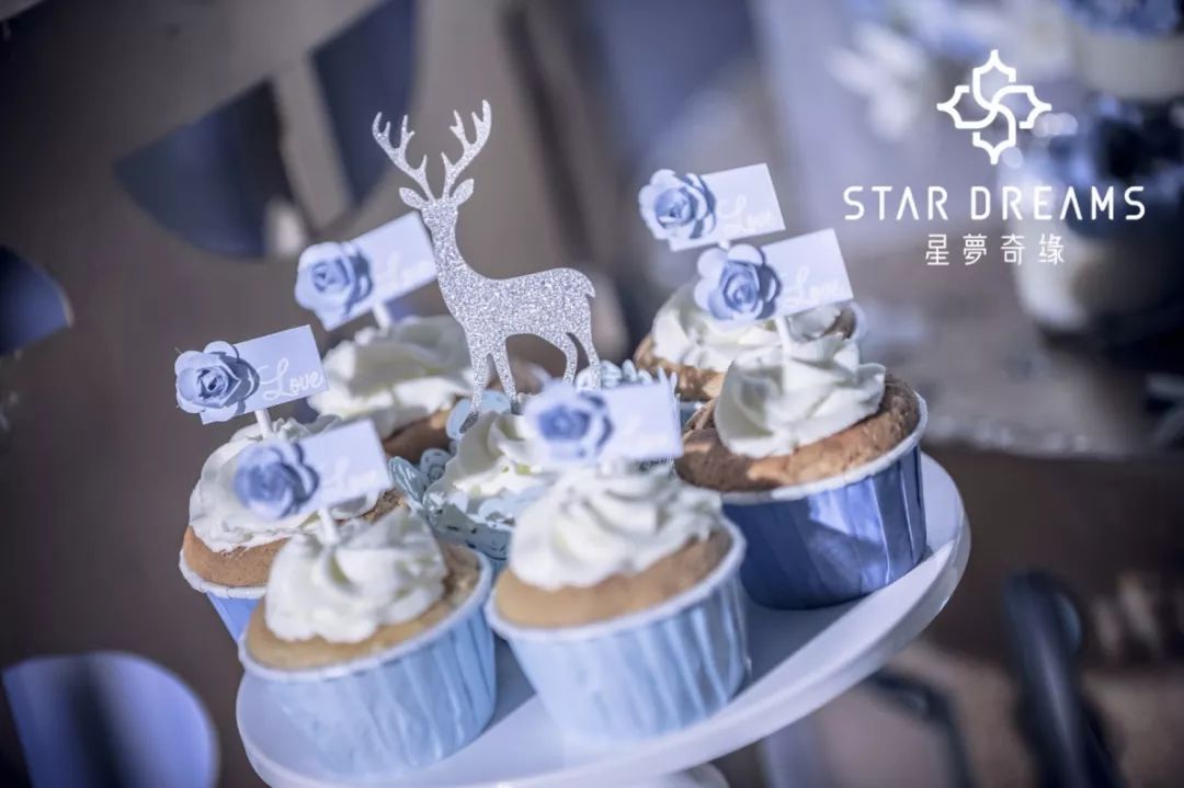 把深海的蔚蓝和小鹿眼里的星辰，都揉进了这场婚礼